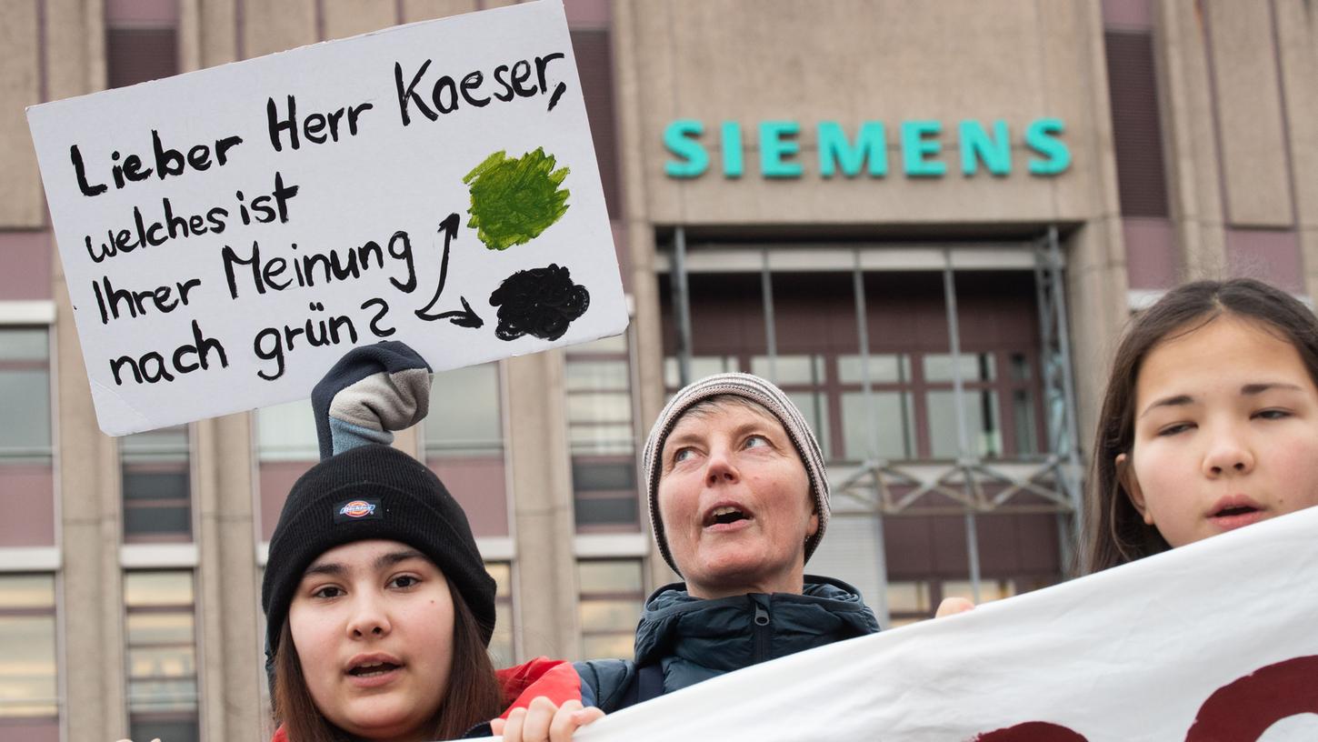 Aktivisten von Fridays for Future demonstrieren vor dem Siemens-Standort bei Hannover gegen die umstrittene Lieferung von Siemens-Technik für ein Kohlebergwerk in Australien.