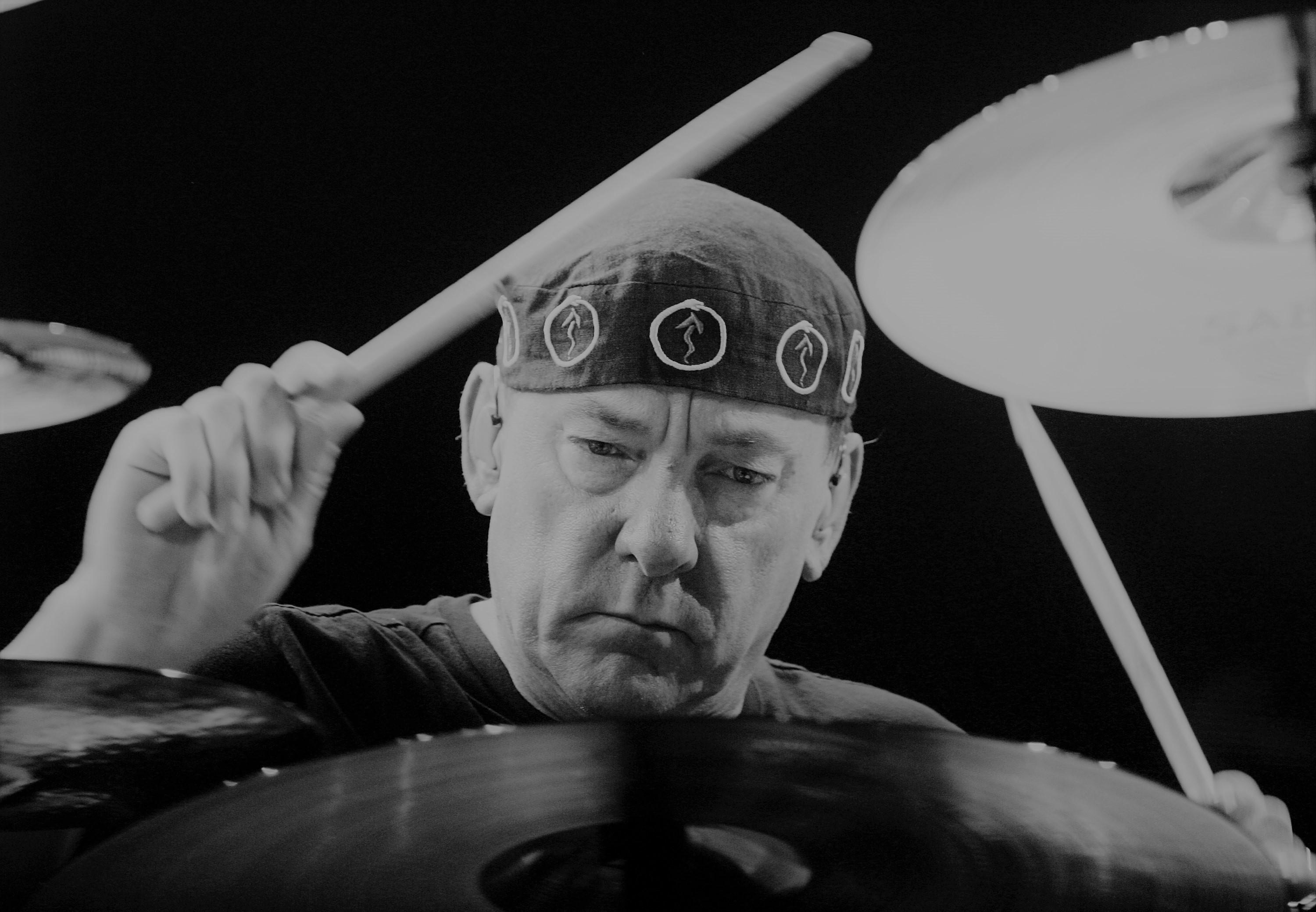 Er galt als einer der besten Schlagzeuger der Welt, sein komplexes Spiel im 1968 gegründeten Rocktrio Rush beeinflusste zahllose Musiker weit über das Genre hinaus. Neil Peart ist am 7. Januar im Alter von 67 Jahren gestorben - er litt an Krebs.