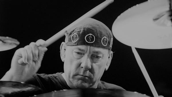 Er galt als einer der besten Schlagzeuger der Welt, sein komplexes Spiel im 1968 gegründeten Rocktrio Rush beeinflusste zahllose Musiker weit über das Genre hinaus. Neil Peart ist am 7. Januar im Alter von 67 Jahren gestorben - er litt an Krebs.