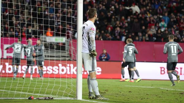 Das bis heute letzte Aufeinandertreffen mit dem Branchenprimus war aus Nürnberger Sicht ein besonders Schönes. Auch wenn es für das 5:2 vor heimischem Publikum gegen in der ersten Halbzeit mit voller Kapelle spielende Münchner keine Punkte gab, ist der 11. Januar dennoch ein Tag zum Einrahmen. Ein 1:1 zur Pause schraubte der FCN im zweiten Durchgang in Eiltempo zu eigenen Gunsten in die Höhe, Sven Ulreich blieb meist nur die Rolle des Ballholers aus dem eigenen Netz.