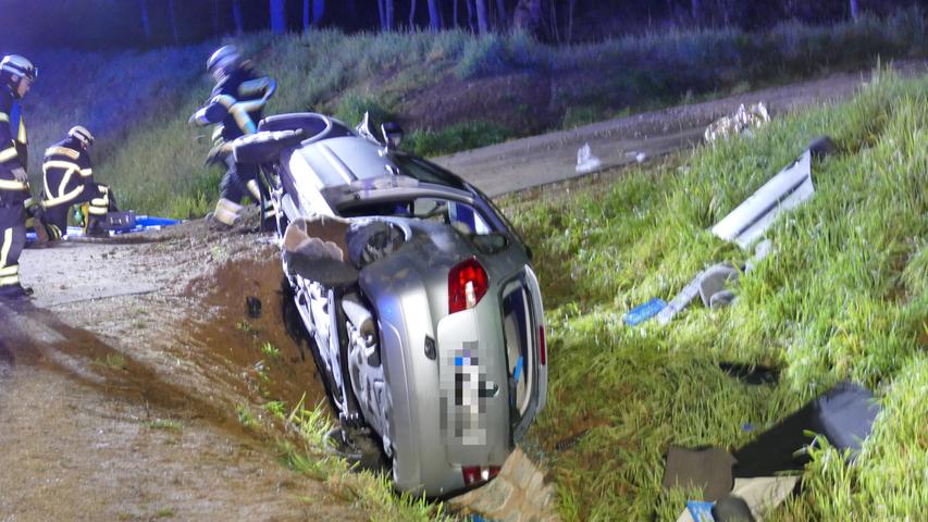 Mit Auto in den Graben gekippt: Ehepaar bei Ammerndorf schwer verletzt