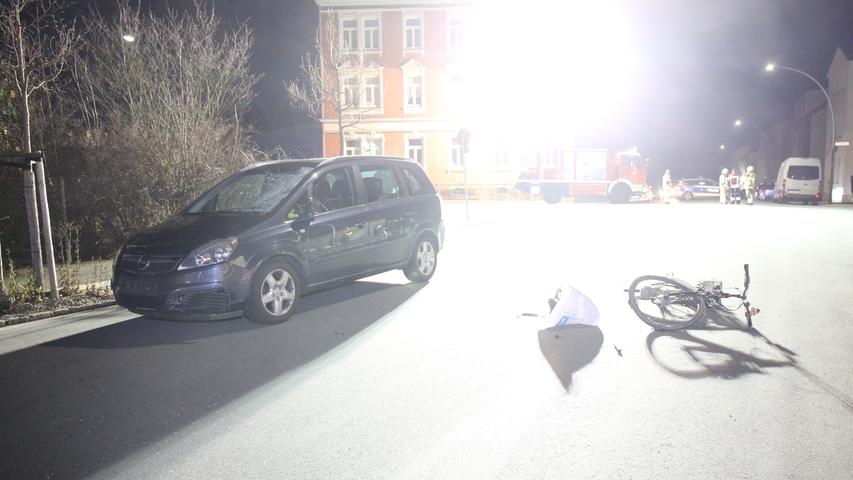 Von Auto erfasst: Fahrradfahrer nach Unfall in Hof in Lebensgefahr