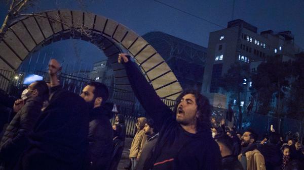 Nach dem irrtümlichen Abschuss eines Passagierflugzeugs im Iran haben Hunderte Menschen gegen die Führung der Islamischen Republik protestiert. Unterstützung bekamen die Demonstranten von US-Präsident Donald Trump, der ihren Mut lobte und den Beistand Amerikas zusicherte. Am Rande der regierungskritischen Proteste am Samstagabend in Teheran wurde der britische Botschafter kurzzeitig festgesetzt. Die Regierung in London rügte dies als "ungeheuerliche Verletzung internationalen Rechts".