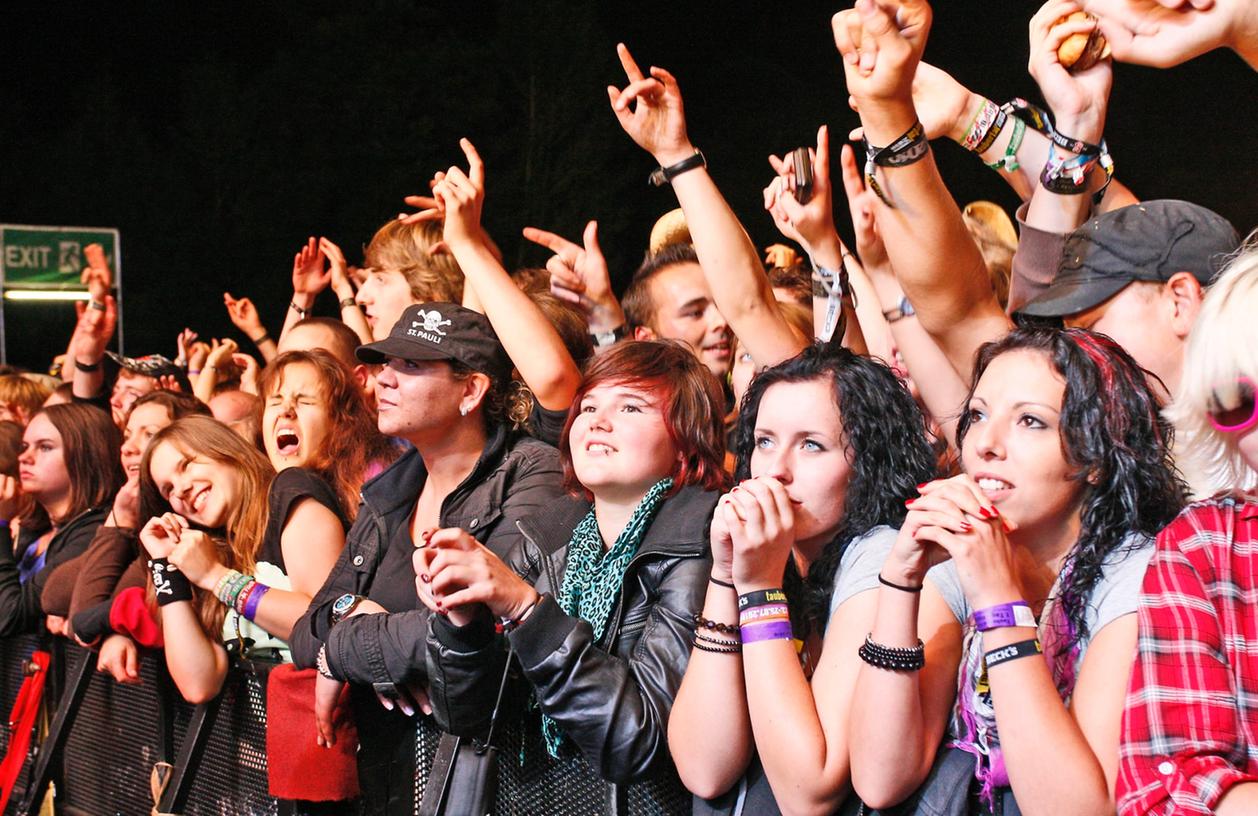 Begeisterte Fans drängelten sich vor der Bühne des Taubertal-Festivals. Begeisterte Fans drängelten sich vor der Bühne des Taubertal-Festivals.