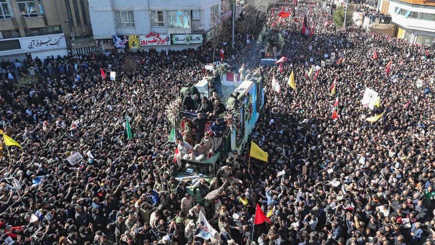 Eine Masse an Trauernden stürmte im Iran auf ein Fahrzeug zu, das den Sarg von General Qasem Soleimani zu seiner letzten Ruhestätte transportierte. Dieser starb in Bagdad bei einem Drohnenangriff der US-Regierung.