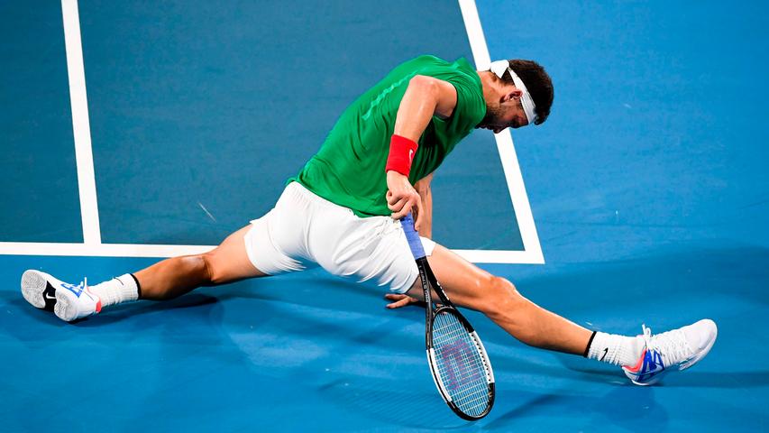 Der bulgarische Tennisspieler Grigor Dimitrov rutschte beim Match gegen David Goffin aus Belgien beim ATP Cup in Sydney auf dem Platz aus.