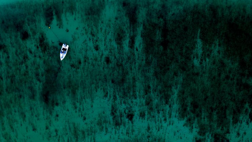 Ein Boot treibt nahe des Hafens von Sal Rei vor Kap Verde im Zentralatlantik.