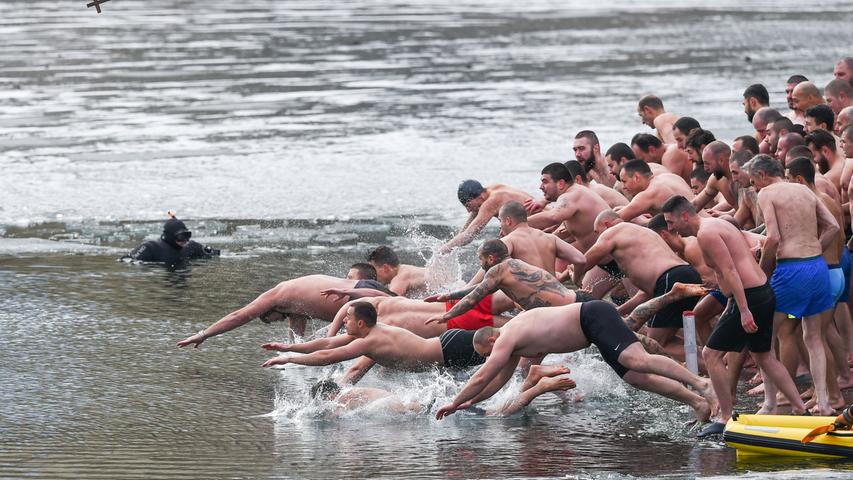 Orthodoxe Bulgaren sprangen trotz des eisigen Winters in einen See in Sofia, um ein Holzkreuz zu fangen. Die Legende besagt, dass derjenige, der das Kreuz als erstes erreicht, im neuen Jahr gesund bleibt.
