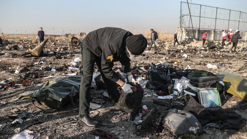 Retter durchsuchen die Trümmer an der Absturzstelle einer ukrainische Passagiermaschine, die in der Nähe von Teheran abgestürzt ist. Ein Raketenabwehrsystem des iranischen Militärs hatte das Flugzeug getroffen. Alle Insassen kamen ums Leben.
