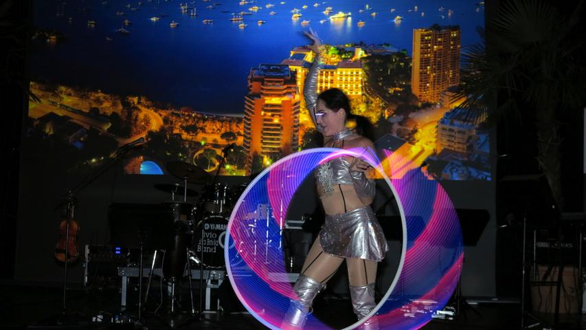 Rebecca Alster zeigte die erste Showeinlage, eine Performance mit beleuchteten Hula-Hoop-Ringen.