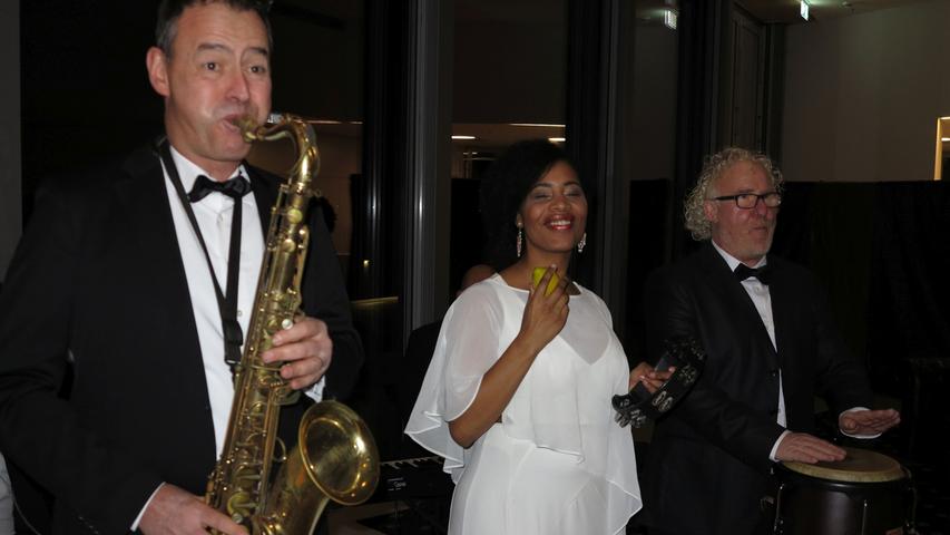 Bevor es offiziell losging, begrüßte die Silvio Dalla Brida Band die Ballgäste im Foyer.