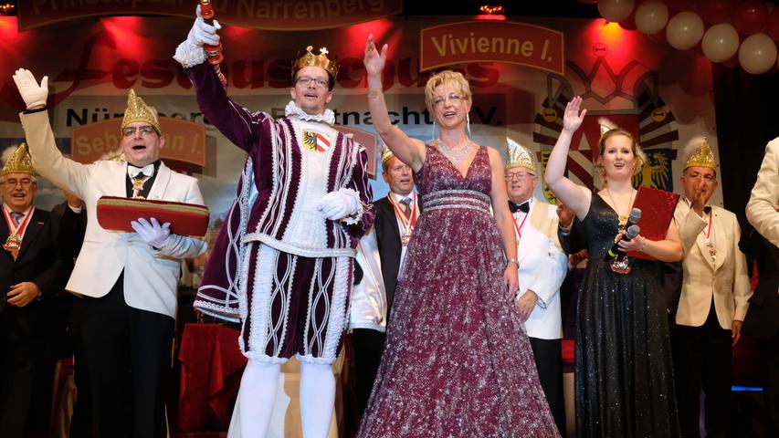 Mit Tanzmariechen und Gardemarsch: Nürnberg feiert Faschingsparty