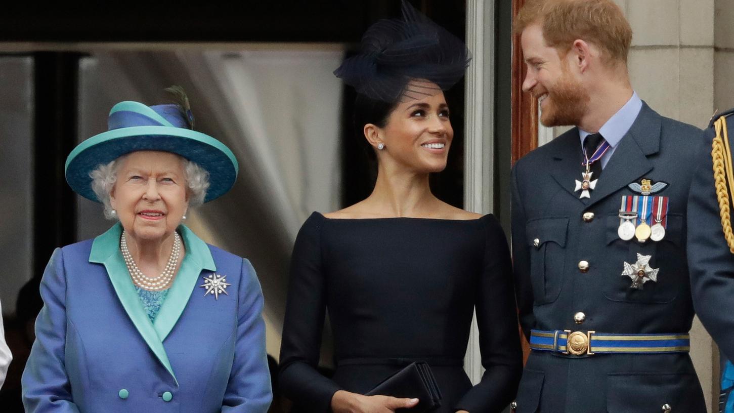 Auch das neue Jahr geht für Königin Elizabeth II. mit viel Ärger los. Ihr Enkel Harry und seine Frau Meghan wollen sich aus dem Königshaus zurückziehen.