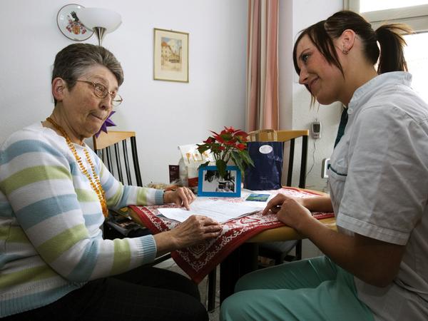 Die Pflege braucht dringend Nachwuchs, um zum Beispiel die Bewohner in Altenheimen optimal betreuen zu können.