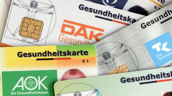 Auf allen ärztlichen Rezepten müssen ab 1. November klare Dosierungsangaben zu jedem verordneten Medikament stehen. Die Dosierung wird zum Beispiel mit "1-1-1" angegeben, wenn der Patient morgens, mittags und abends jeweils eine Tablette einnehmen soll. Nur wenn dem Patienten ein alternativer Medikationsplan vorliegt, kann der Arzt auf eine Dosierungsanleitung auf dem Rezept verzichten.