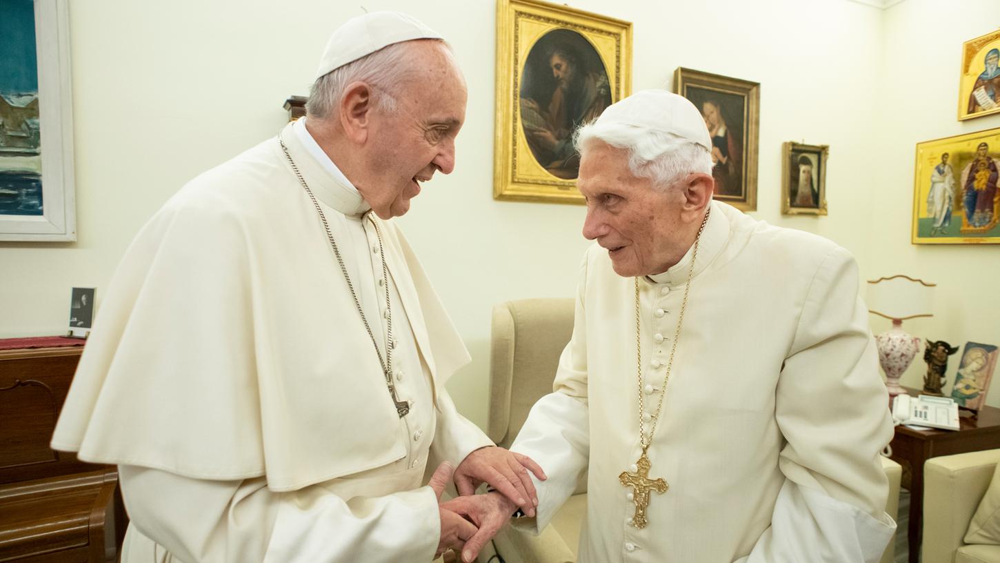Beim Thema Zölibat gibt es verschiedene Standpunkte, auch zwischen Papst Franziskus und dem emeritierten Papstes Benedikt.