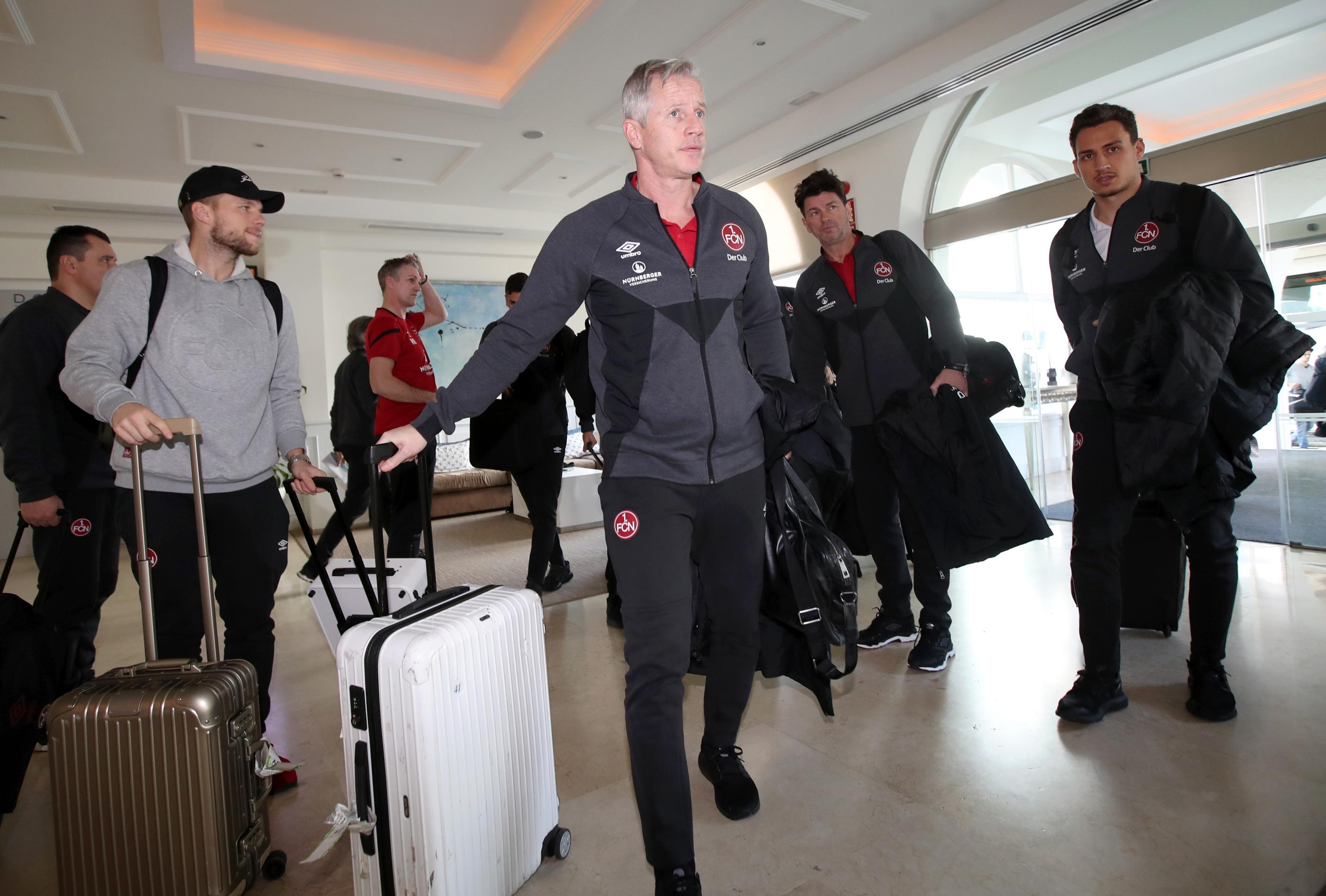 Zehn Tage lang bereiten sich die FCN-Profis um Kapitän Hanno Behrens im Trainingslager in Marbella auf die Rest-Rückrunde vor. Dafür kommen sie im Melia Marbella Banus unter, von wo es nur 50 Meter zum Strand und wenige Gehminuten zum Trainingsplatz sind. Nach ihrer Ankunft können die Nürnberger die Lage des Hotels erstmal nicht genießen, denn es steht noch die erste Trainingseinheit an - hier kommen die ersten Bilder!