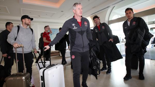 Zehn Tage lang bereiten sich die FCN-Profis um Kapitän Hanno Behrens im Trainingslager in Marbella auf die Rest-Rückrunde vor. Dafür kommen sie im Melia Marbella Banus unter, von wo es nur 50 Meter zum Strand und wenige Gehminuten zum Trainingsplatz sind. Nach ihrer Ankunft können die Nürnberger die Lage des Hotels erstmal nicht genießen, denn es steht noch die erste Trainingseinheit an - hier kommen die ersten Bilder!