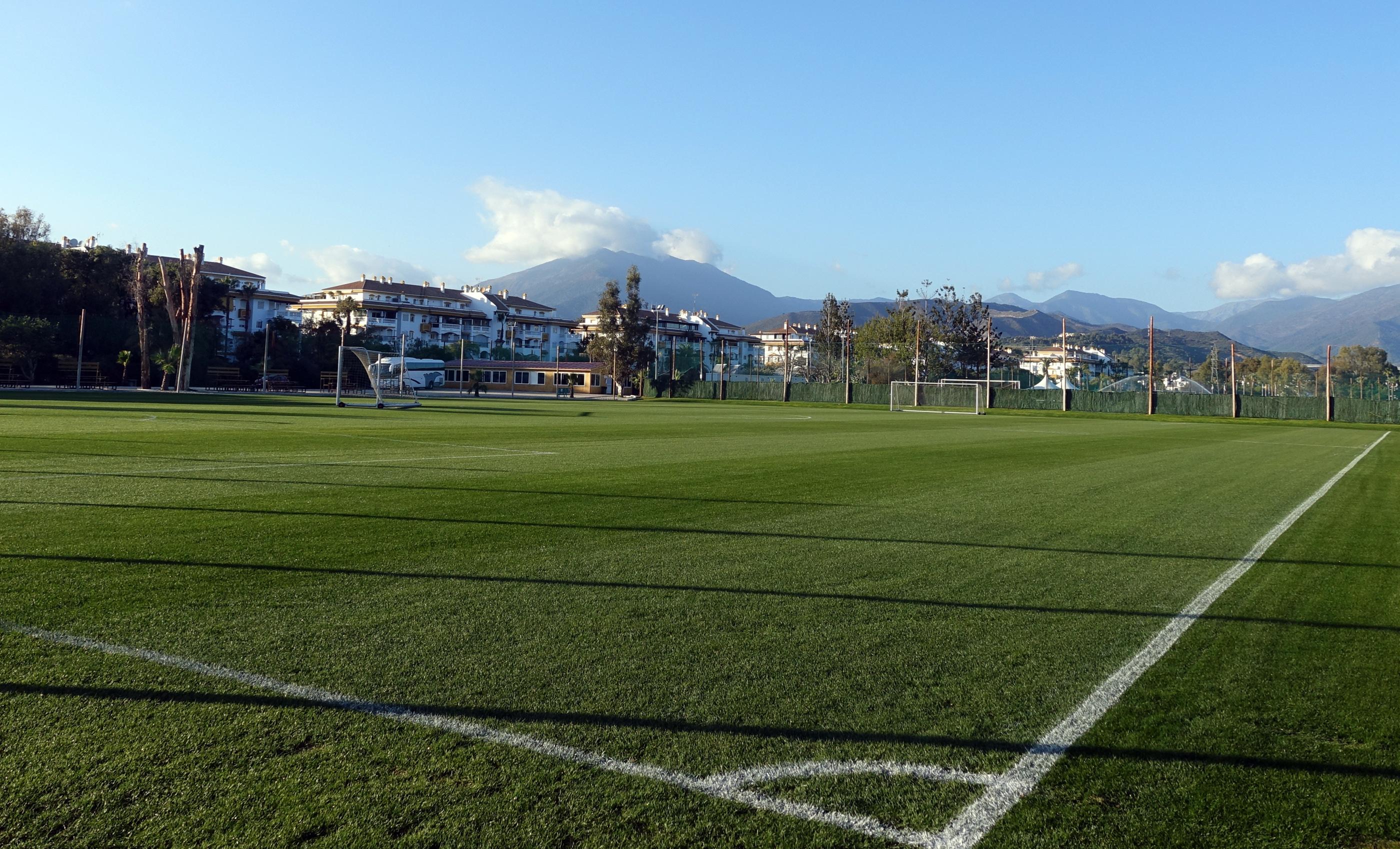 Zwar ist das Team um Jens Keller erst am späten Montagnachmittag angekommen, der Platz wird allerdings nicht den restlichen Tag so leer sein. Denn für eine erste Einheit bittet der Cheftrainer seine Spieler nach der Ankunft noch auf den Rasen.