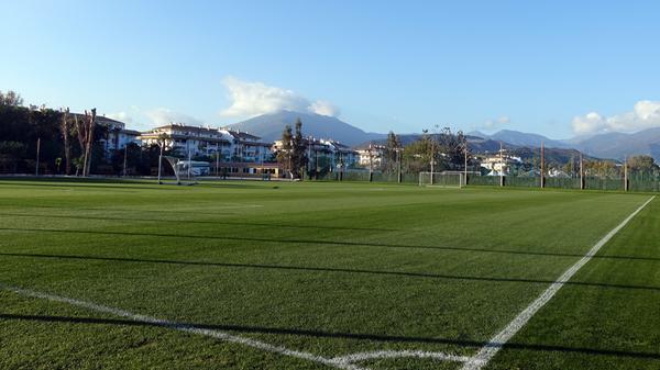 Zwar ist das Team um Jens Keller erst am späten Montagnachmittag angekommen, der Platz wird allerdings nicht den restlichen Tag so leer sein. Denn für eine erste Einheit bittet der Cheftrainer seine Spieler nach der Ankunft noch auf den Rasen.