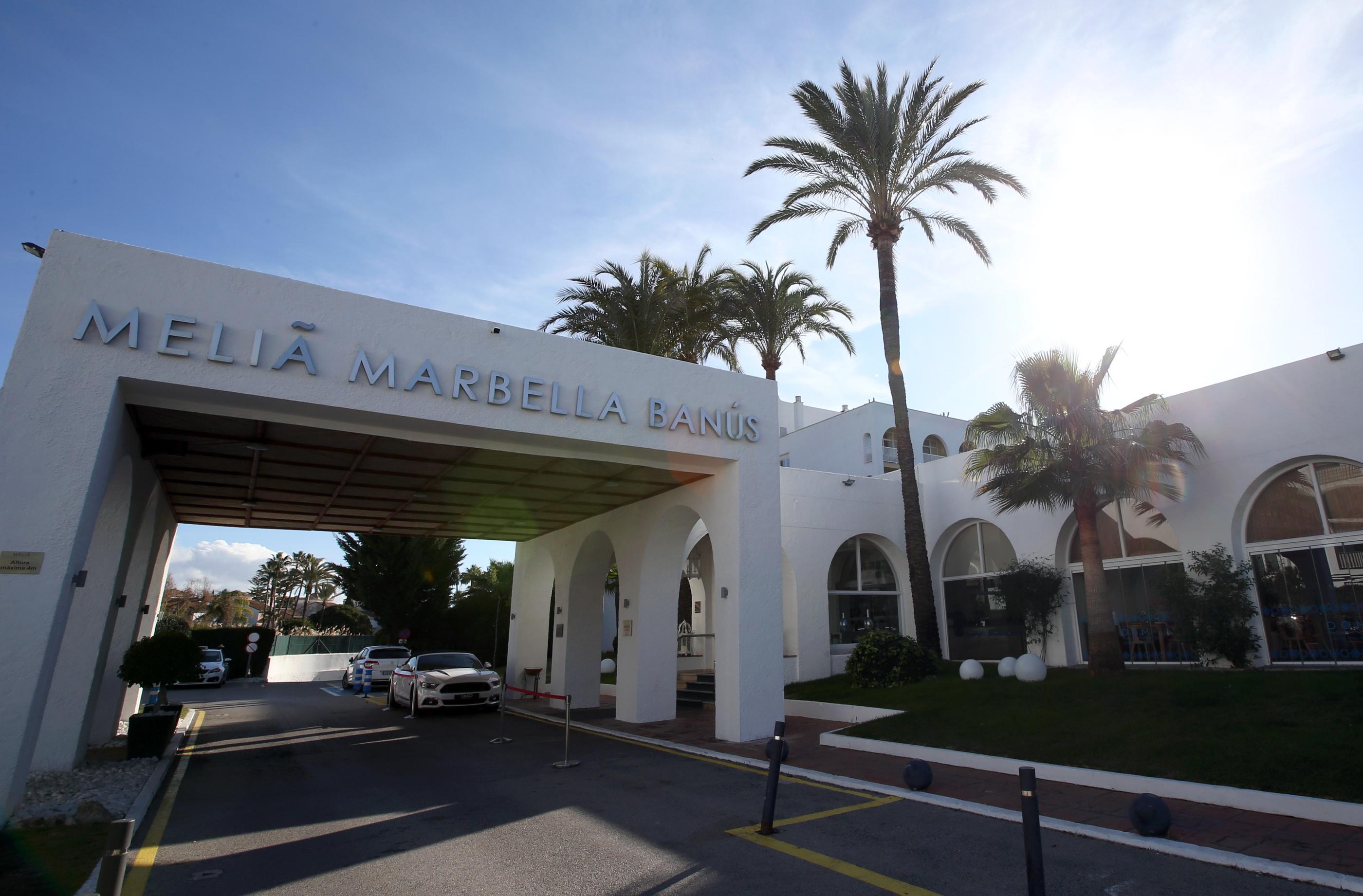 Die Zeit, die die Mannschaft nicht auf dem Trainingsplatz verbringt, ist sie im Melia Marbella Banus Hotel anzutreffen, wo man ab 99 Euro pro Übernachtung ein Zimmer buchen kann.