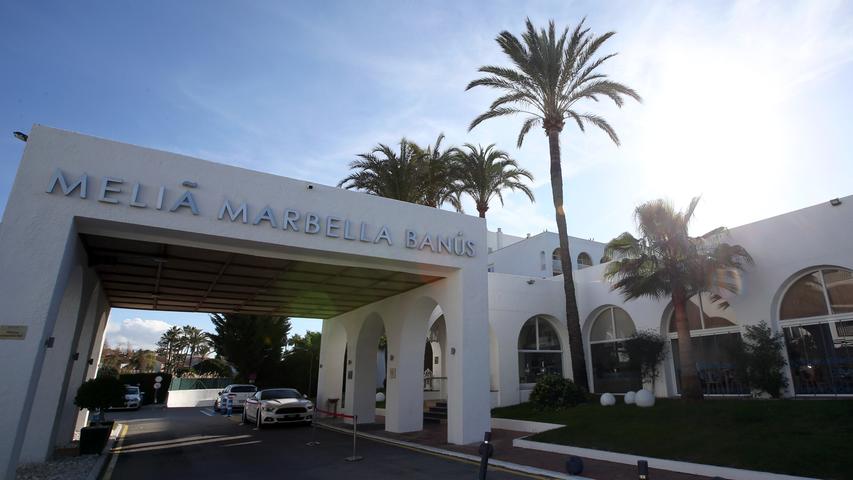 Die Zeit, die die Mannschaft nicht auf dem Trainingsplatz verbringt, ist sie im Melia Marbella Banus Hotel anzutreffen, wo man ab 99 Euro pro Übernachtung ein Zimmer buchen kann.