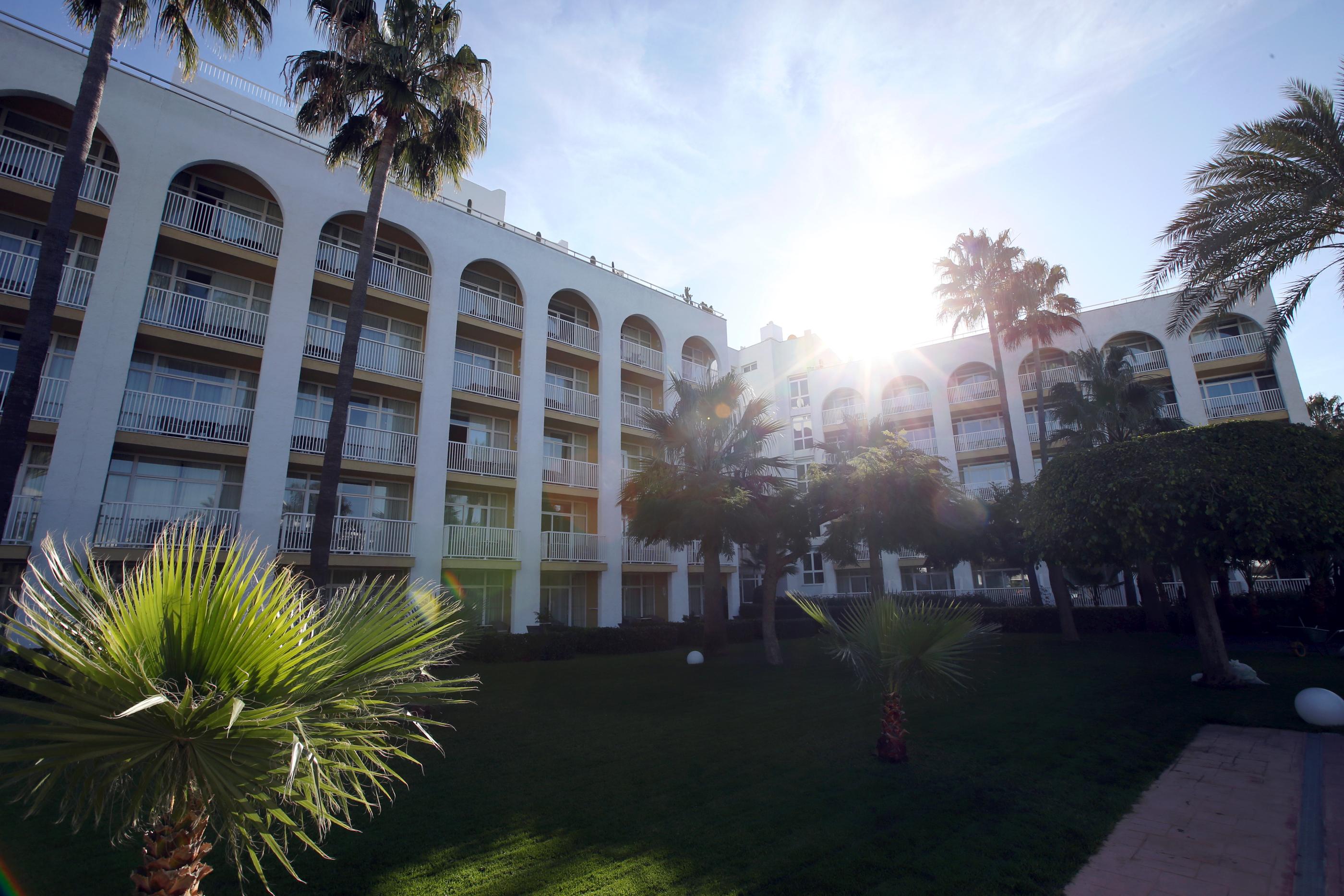 Im Hotel werden die Spieler nicht nur von einer gehobenen Küche im hoteleigenen Restaurant versorgt, es gibt auch drei Tagungsräume, in denen sich der Club neben den körperlichen Einheiten auch taktisch auf den Ligaauftakt im neuen Jahr vorbereiten kann.