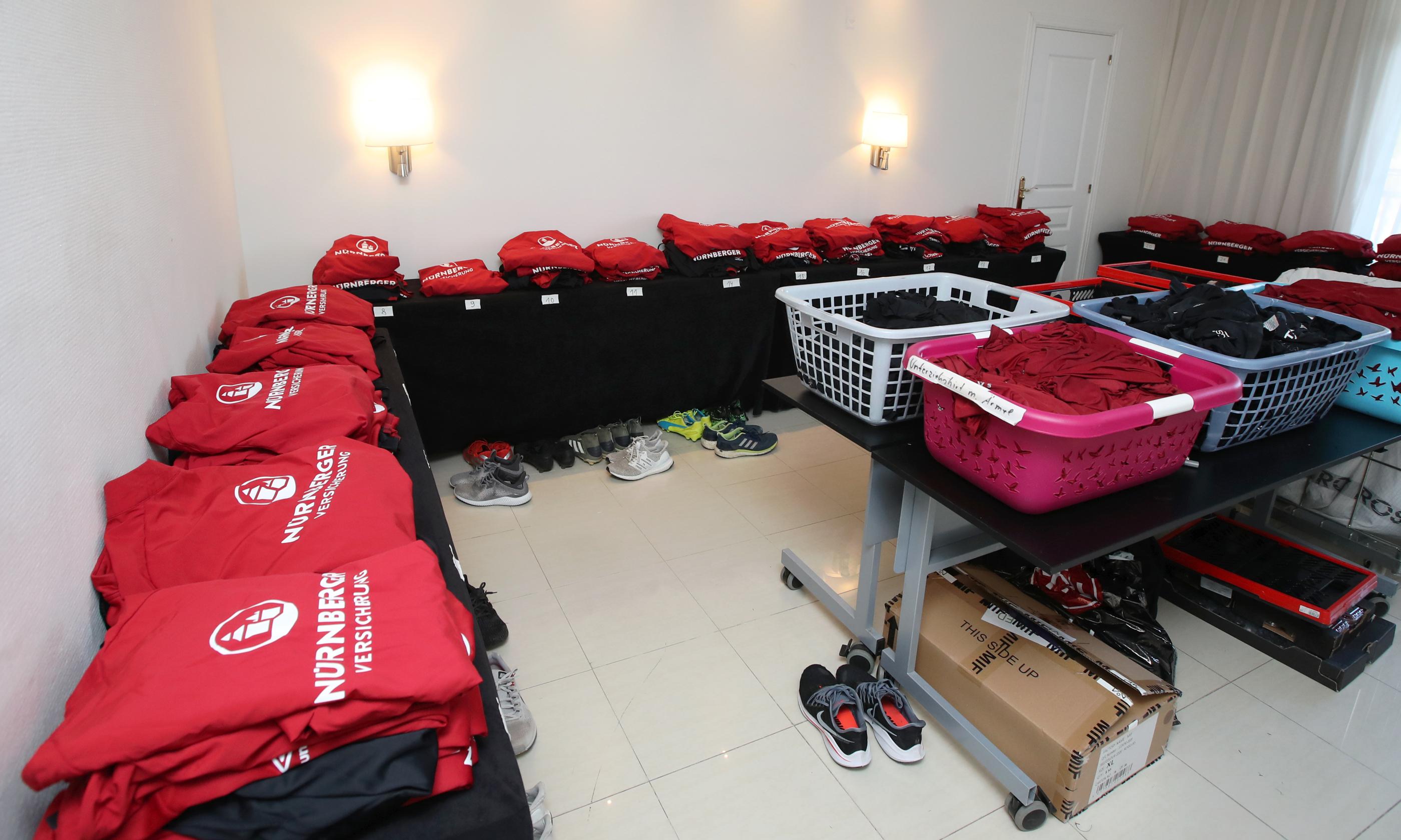 Schon bevor die Profis überhaupt in Spanien gelandet waren, lag die Trainingskleidung und alles weitere schon bereit für die erste Einheit. Denn kurz nach der Ankunft geht es für die Cluberer schon auf den Rasen.