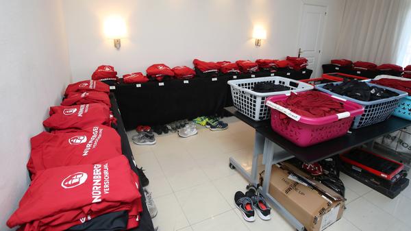 Schon bevor die Profis überhaupt in Spanien gelandet waren, lag die Trainingskleidung und alles weitere schon bereit für die erste Einheit. Denn kurz nach der Ankunft geht es für die Cluberer schon auf den Rasen.