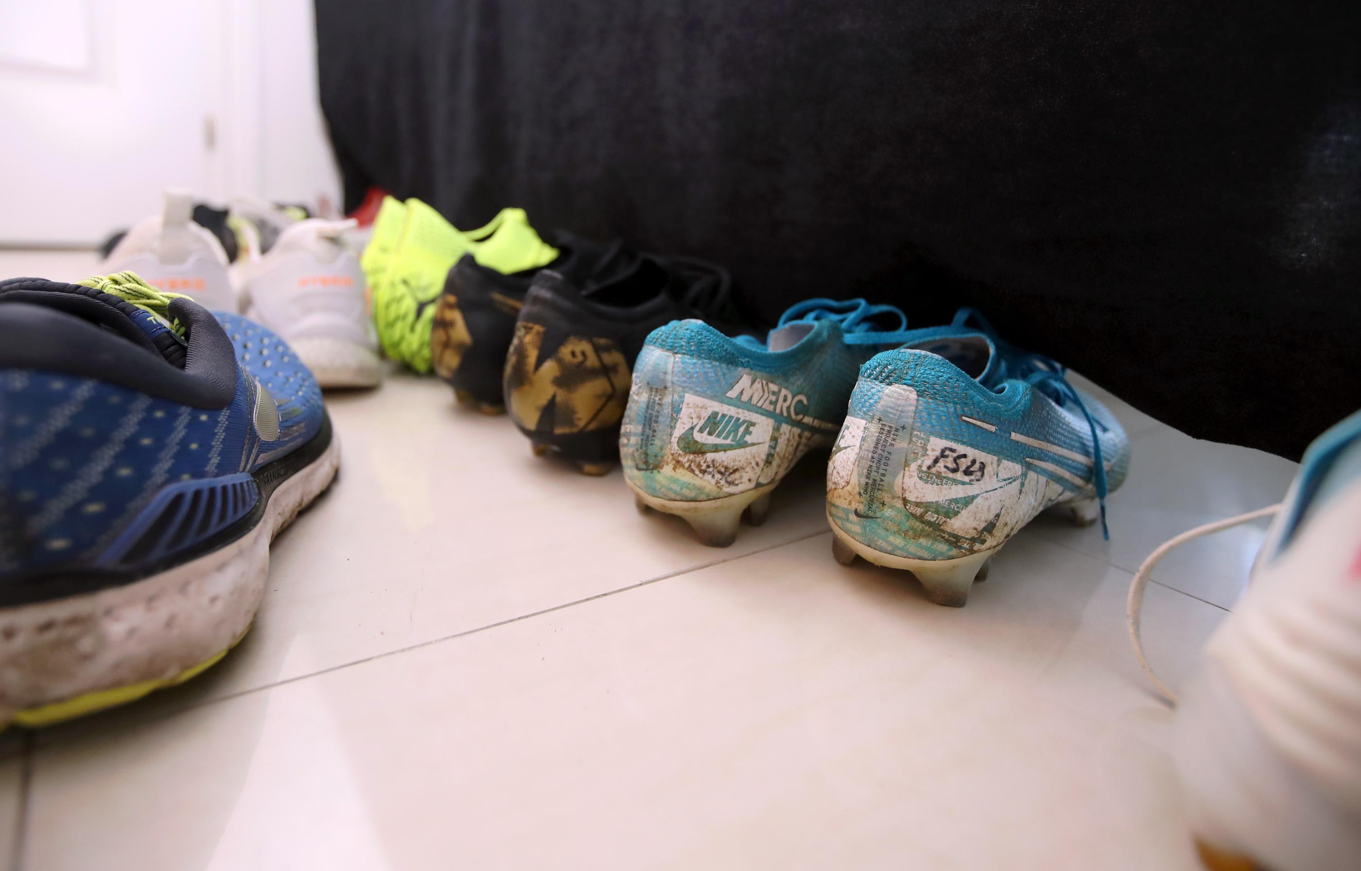 Schon an den bereitgestellten Schuhen lässt sich erkennen, dass am Montag nach der Ankunft nicht nur der Umgang mit dem Ball gefragt ist, denn sowohl Fußball- als auch Laufschuhe warten nur noch auf ihre Träger.