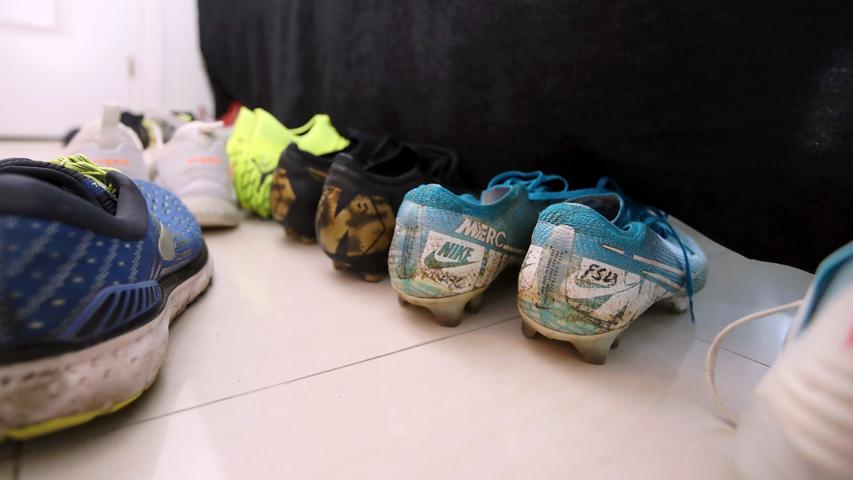 Schon an den bereitgestellten Schuhen lässt sich erkennen, dass am Montag nach der Ankunft nicht nur der Umgang mit dem Ball gefragt ist, denn sowohl Fußball- als auch Laufschuhe warten nur noch auf ihre Träger.