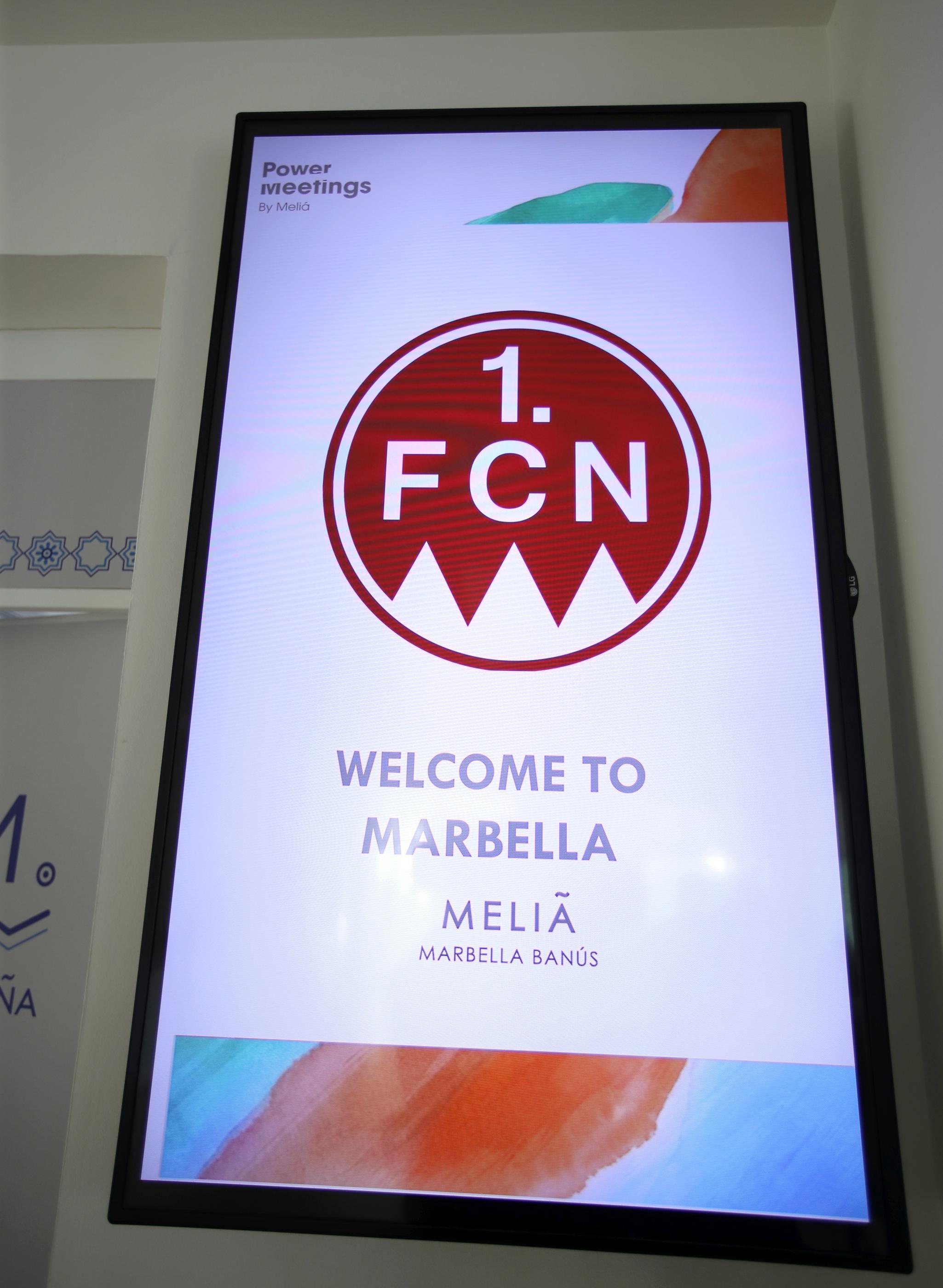 Mit einer Begrüßungsnachricht auf einem Medienboard heißt das Melia Marbella Banus die Nürnberger in Hotel Willkommen.