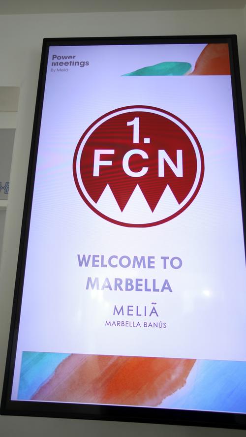 Mit einer Begrüßungsnachricht auf einem Medienboard heißt das Melia Marbella Banus die Nürnberger in Hotel Willkommen.