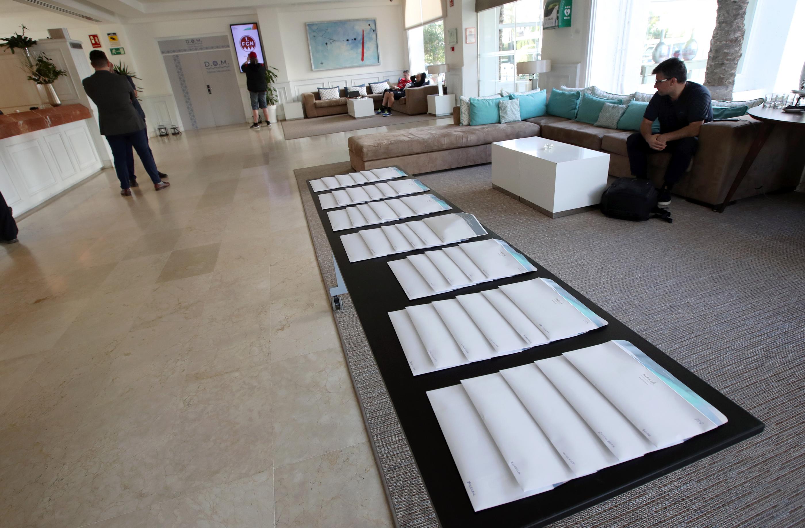 Die Spieler erwarten bei ihrer Ankunft Briefumschläge mit den Zimmerkarten für die einzelnen Spieler. Die Räume werden die Cluberer aber erstmal nur zum Umziehen nutzen und sich danach zum Trainingsplatz aufmachen.