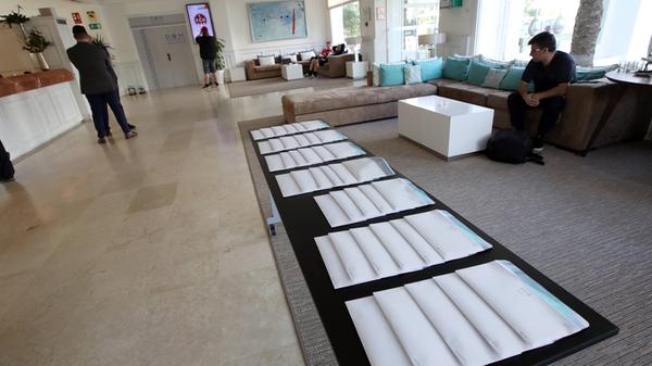 Die Spieler erwarten bei ihrer Ankunft Briefumschläge mit den Zimmerkarten für die einzelnen Spieler. Die Räume werden die Cluberer aber erstmal nur zum Umziehen nutzen und sich danach zum Trainingsplatz aufmachen.