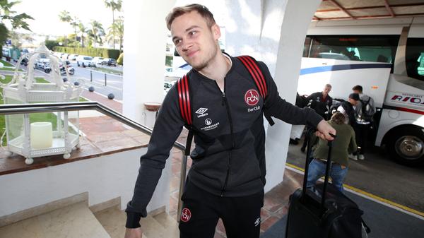 Tim Handwerker hebt mit einem fast schon erleichterten Gesichtsausdruck seinen Koffer die Stufen zum Hotel hoch. Die Spieler sind in ihrem Zuhause für die nächsten zehn Tage angekommen.