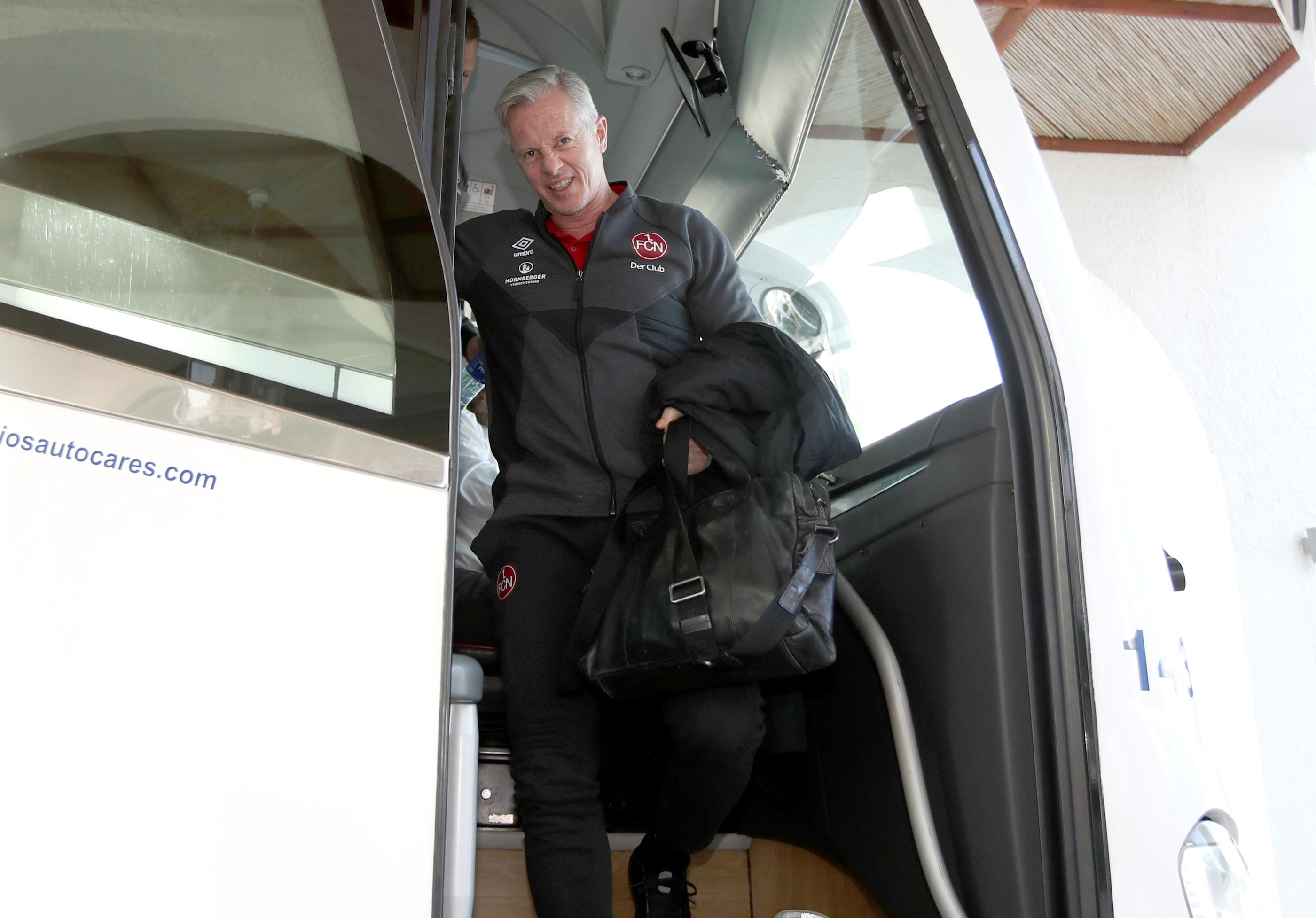 Auch Jens Keller steigt aus dem Bus und macht sich nur wenig später auf den Weg zum Trainingsplatz. Der Chef-Coach hat sicherlich einiges vor mit seiner Mannschaft, nach der Anreise wird er in der Einheit am Montag aber wohl noch gnädig mit den Spieler sein.