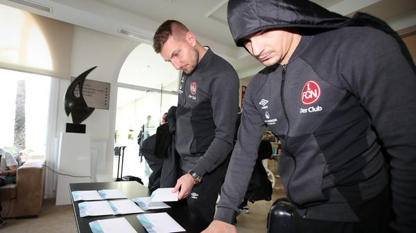 Andreas Lukse und Nikola Dovedan suchen nach ihrer Ankunft gleich nach ihren Zimmerkarten und machen sich anschließend fürs Training bereit.