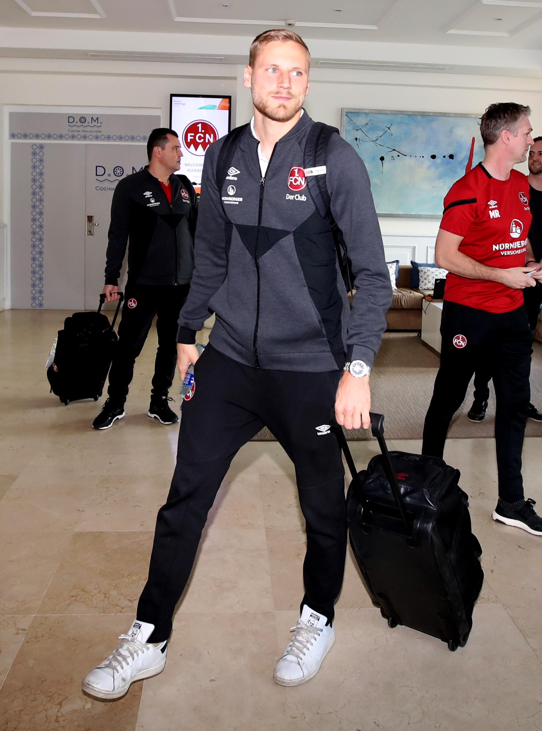 Kapitän Hanno Behrens und seine Team-Kollegen machen sich bereit, ihre Zimmer zu beziehen und danach die erste Einheit zu absolvieren. Es gibt schließlich noch einige Stellen, an denen vor dem Auftakt der Liga noch gearbeitet werden muss.