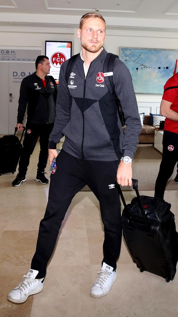 Kapitän Hanno Behrens und seine Team-Kollegen machen sich bereit, ihre Zimmer zu beziehen und danach die erste Einheit zu absolvieren. Es gibt schließlich noch einige Stellen, an denen vor dem Auftakt der Liga noch gearbeitet werden muss.