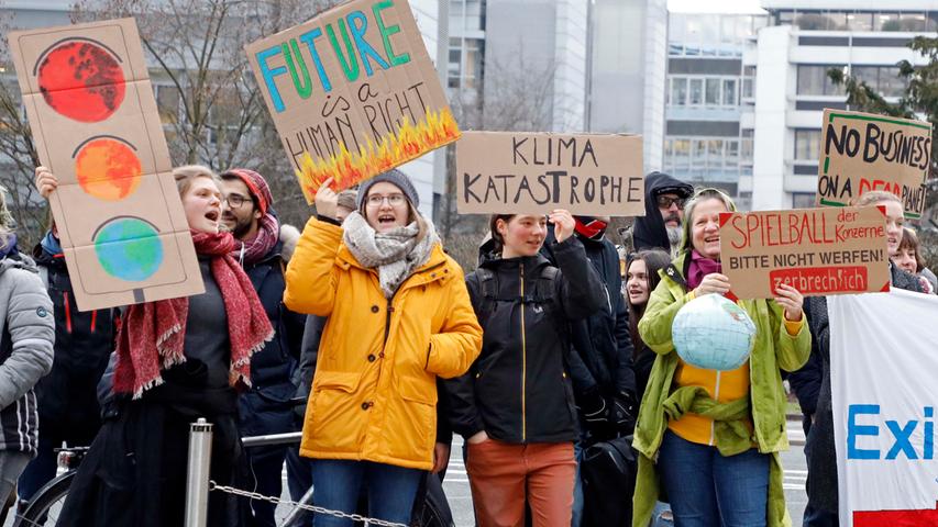 #StopAdani! Fridays for Future macht in Erlangen gegen Siemens mobil