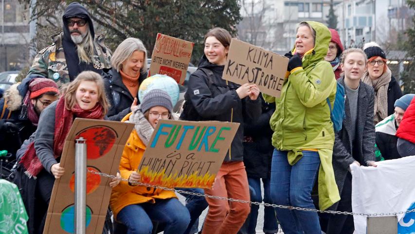 #StopAdani! Fridays for Future macht in Erlangen gegen Siemens mobil