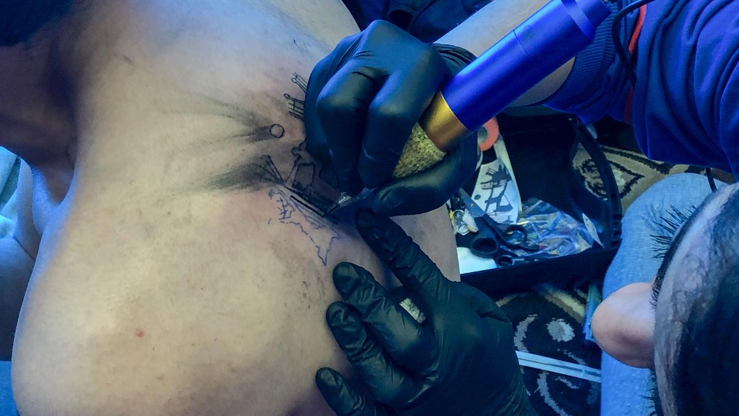Ein Tattoo brachte einen Rechtsreferendar in Sachsen in Schwierigkeiten.