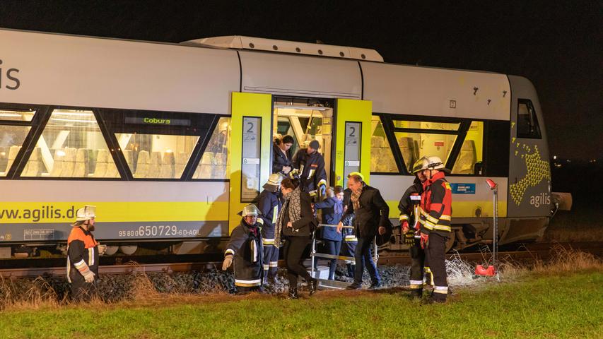 Oberfranken: Auto kollidiert an unbeschranktem Bahnübergang mit Zug