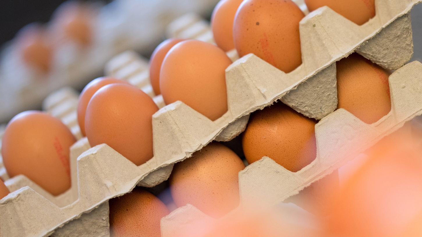 Nach einer Preisveränderung kosten 10 Eier aus Bodenhaltung bei Aldi Süd nun 1,29 Euro und 10 Eier aus Eier aus Freilandhaltung 1,69 Euro.