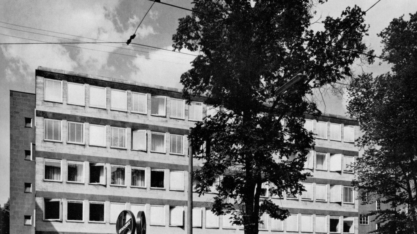 Moderne monumental: das Verkaufskontor der Farbwerke Hoechst in der Fürther Straße 84 anno 1965. Man beachte auch die Außenreklame und die Automodelle.