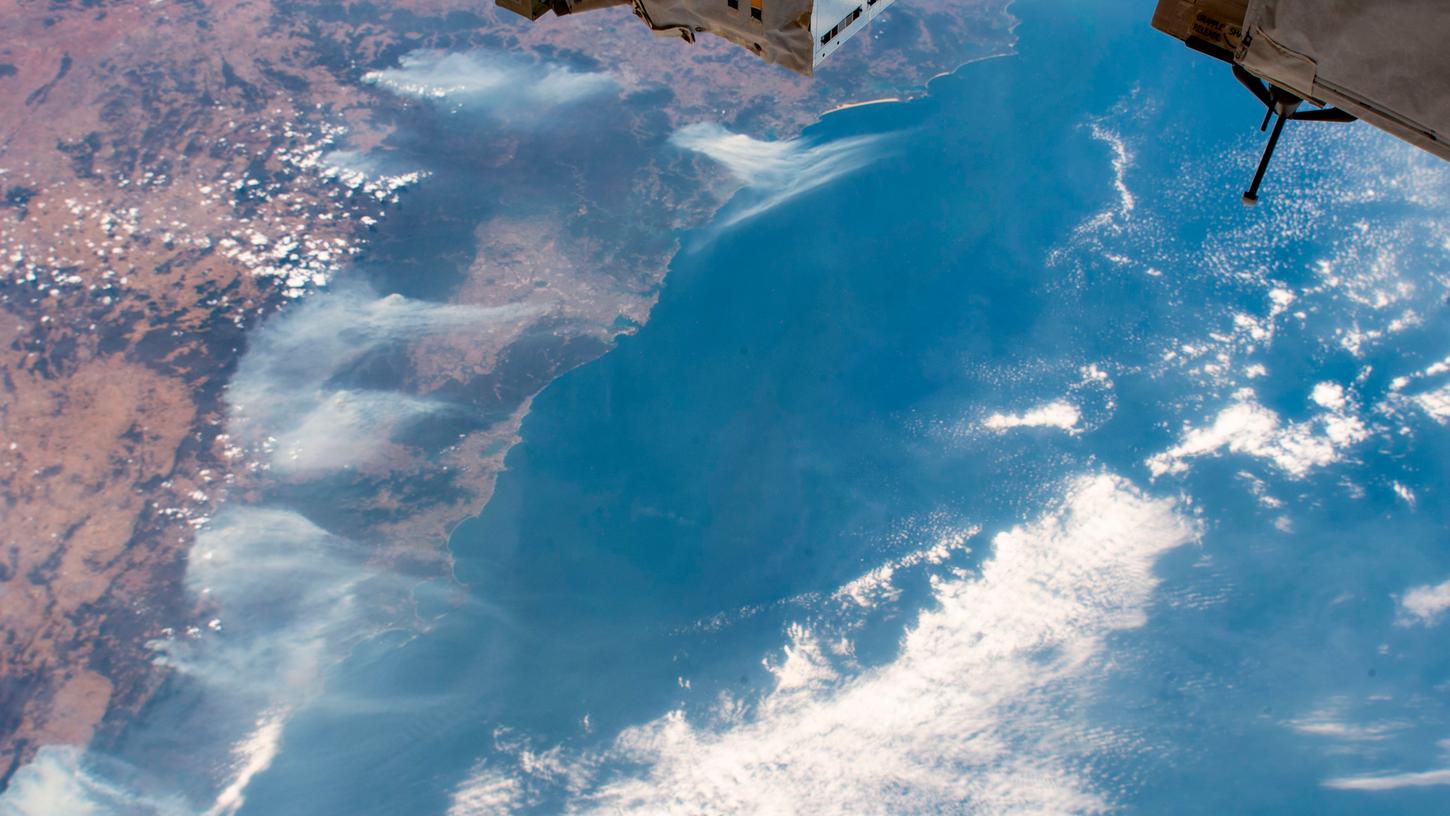 Dieses von der ISS aufgenommene Foto zeigt die Waldbrände in Australien, die sich bis in die Tasmanische See ziehen.