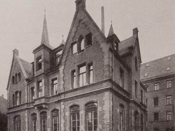 Very british! Die Steinleins gönnten sich ein Verwaltungsgebäude im Stil der Neugotik, hier auf einer Fotografie von 1927.