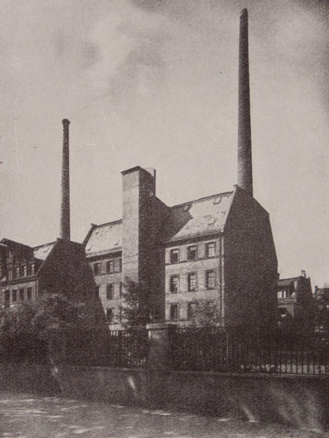 Auch ein schöner Rücken kann entzücken: 1927 kehrten Hopfenlager und Darre der Firma Gebr. Steinlein der Fürther Straße die Rückfassaden zu.