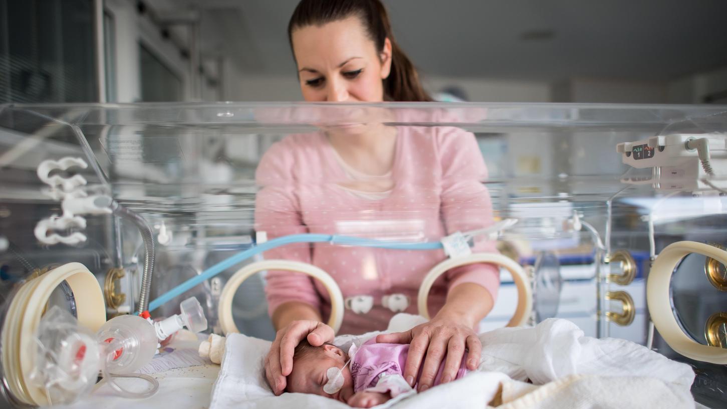 Frühgeborene brauchen eine besonders enge und intensive Betreuung. Für Kliniken ist das nicht immer leicht zu stemmen.